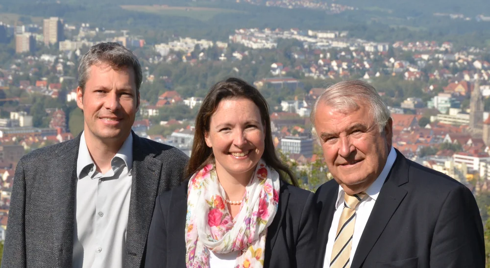 Andreas Hahn, Sandra Weber und Franz Hahn vor der Reutlinger Skyline mit Achalm